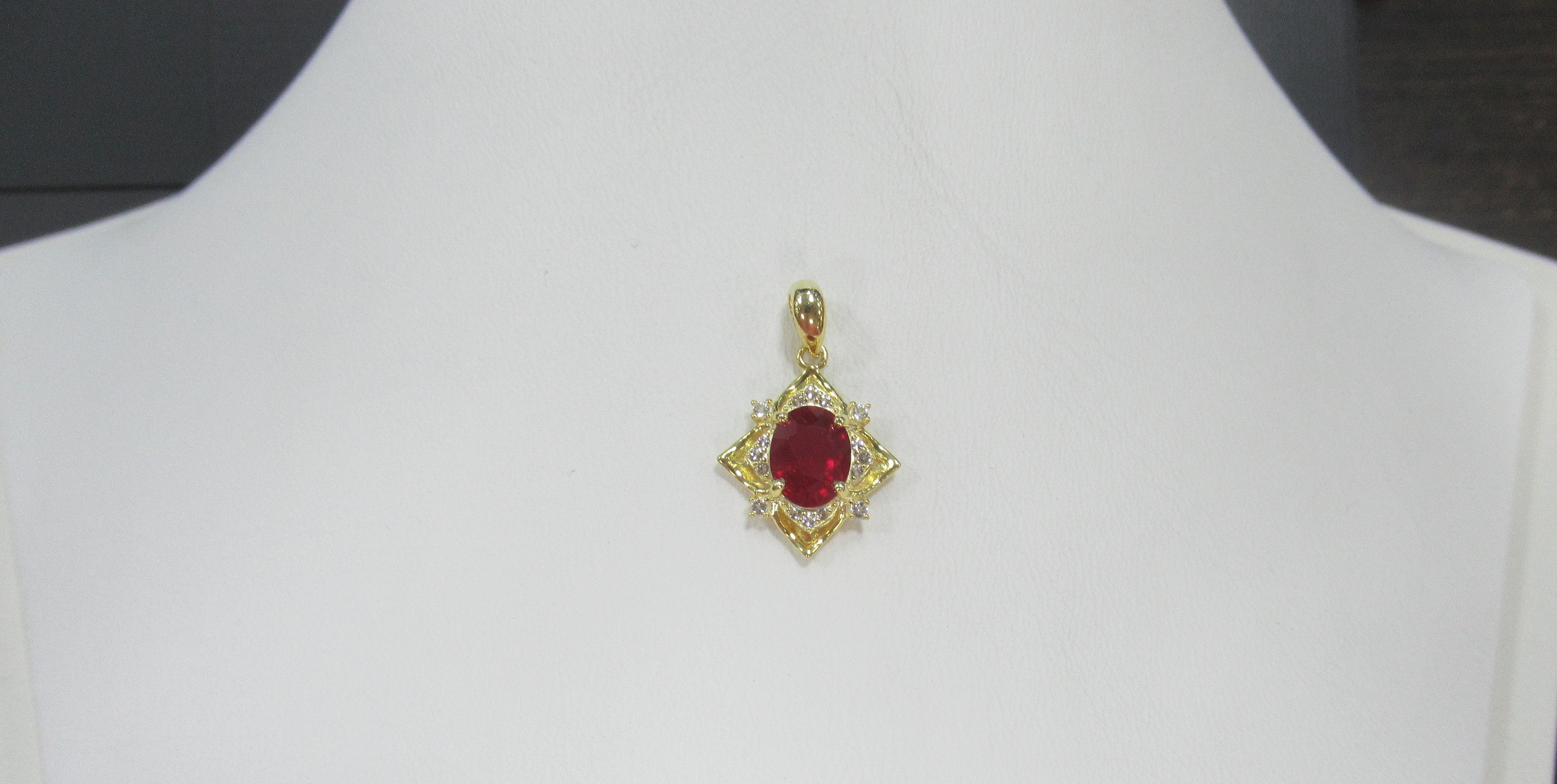 Серебряная подвеска с рубином